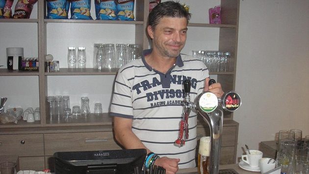 Milan Pacanda měl našlápnuto k velké kariéře, po vážném zranění na ni ale musel zapomenout. Nyní se živí jako barman. Milan Pacanda měl našlápnuto k velké kariéře, po vážném zranění na ni ale musel zapomenout. Nyní se živí jako barman.
