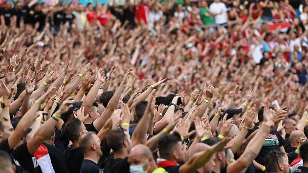Nabitá Puskás Arena v Budapešti hnala domácí fotbalisty na zteč proti portugalským obhájcům titulu. Nabitá Puskás Arena v Budapešti hnala domácí fotbalisty na zteč proti portugalským obhájcům titulu.
