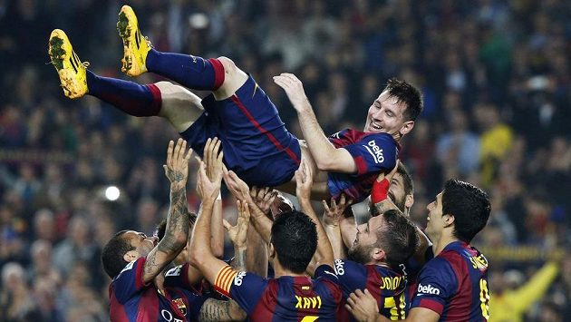 Nový střelecký rekordman španělské ligy Lionel Messi nad hlavami spoluhráčů z Barcelony, která porazila Sevillu 5:1. Nový střelecký rekordman španělské ligy Lionel Messi nad hlavami spoluhráčů z Barcelony, která porazila Sevillu 5:1.
