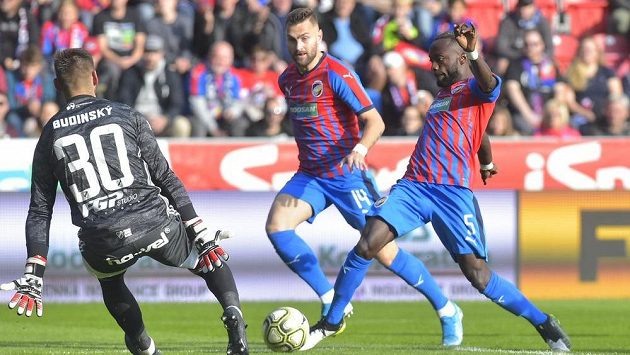 Zleva brankář Baníku Viktor Budinský a Radim Řezník a Joel Kayamba z Plzně. Zleva brankář Baníku Viktor Budinský a Radim Řezník a Joel Kayamba z Plzně.