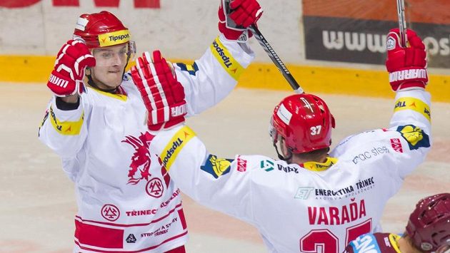 Třinečtí hokejisté David Květoň a Václav Varaďa se radují z výhry nad Spartou. Třinečtí hokejisté David Květoň a Václav Varaďa se radují z výhry nad Spartou.