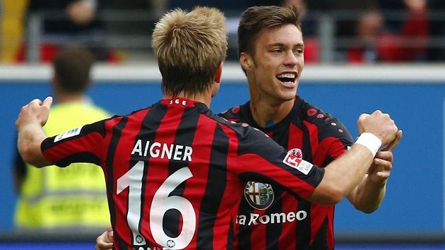 Václav Kadlec a jeho spoluhráč z Frankfurtu Stefan Aigner (16) se radují. Václav Kadlec a jeho spoluhráč z Frankfurtu Stefan Aigner (16) se radují.