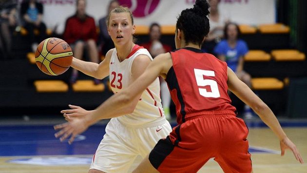 Lenka Bartáková (vlevo) z českého týmu a Kia Nurseová z Kanady v přípravném utkání basketbalistek v Praze před mistrovstvím Evropy. Lenka Bartáková (vlevo) z českého týmu a Kia Nurseová z Kanady v přípravném utkání basketbalistek v Praze před mistrovstvím Evropy.