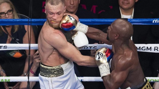 Bitvu v ringu McGregor (vlevo) s Mayweatherem prohrál. Finanční odměna mu byla ale slušným odškodým. Bitvu v ringu McGregor (vlevo) s Mayweatherem prohrál. Finanční odměna mu byla ale slušným odškodým.