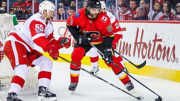 Útočník Calgary Jaromír Jágr během utkání s Detroitem. Útočník Calgary Jaromír Jágr během utkání s Detroitem.