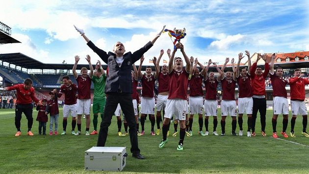 Masér Tomáš Stránský (vlevo) a fotbalisté Sparty Praha během děkování fanouškům po utkání 28. kola Gambrinus ligy s Olomoucí. Masér Tomáš Stránský (vlevo) a fotbalisté Sparty Praha během děkování fanouškům po utkání 28. kola Gambrinus ligy s Olomoucí.