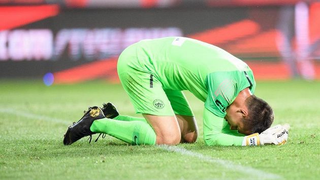 Zklamaný brankář Slovanu Liberec Filip Nguyen. Zklamaný brankář Slovanu Liberec Filip Nguyen.
