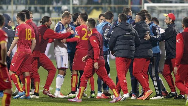 Konflikt mezi fotbalisty Černé Hory (v červeném) a Ruska. Konflikt mezi fotbalisty Černé Hory (v červeném) a Ruska.