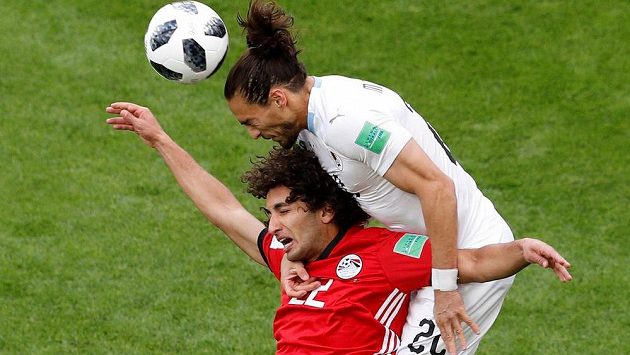 Martin Cáceres (vpravo) z Uruguaye v hlavičkovém souboji s Egypťanem Amrem Wardou. Martin Cáceres (vpravo) z Uruguaye v hlavičkovém souboji s Egypťanem Amrem Wardou.