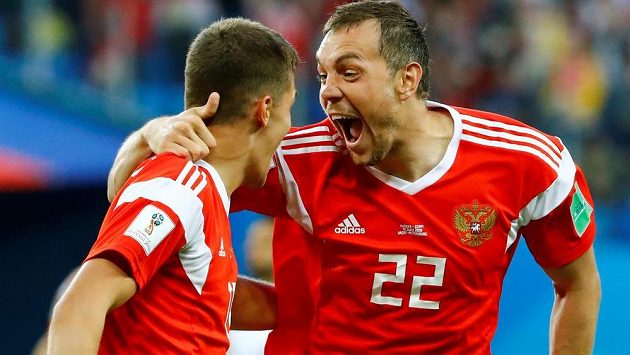 Ruská radost v utkání s Egyptem na mistrovství světa. Sborná slavila, do vlastní sítě poslal míč Ahmad Fasí. Ruská radost v utkání s Egyptem na mistrovství světa. Sborná slavila, do vlastní sítě poslal míč Ahmad Fasí.