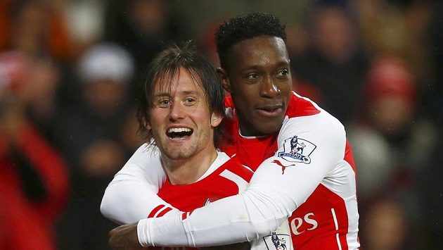 Tomáš Rosický (vlevo) návrat do základní sestavy Arsenalu oslavil v utkání s QPR vstřeleným gólem, jásá s Dannym Welbeckem. Tomáš Rosický (vlevo) návrat do základní sestavy Arsenalu oslavil v utkání s QPR vstřeleným gólem, jásá s Dannym Welbeckem.