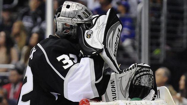 Nešťastný brankář Los Angeles Kings Jonathan Quick poté, co pustil gól přes celé hřiště. Nešťastný brankář Los Angeles Kings Jonathan Quick poté, co pustil gól přes celé hřiště.