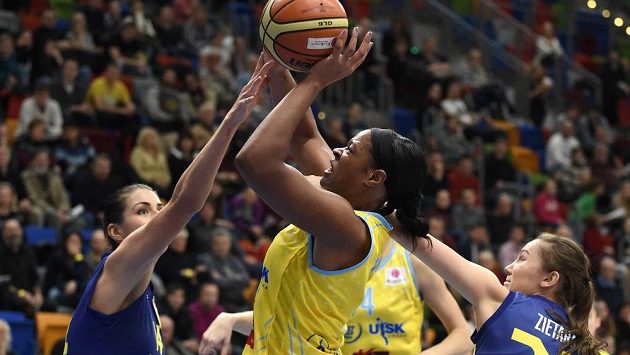 Kia Vaughnová z USK Praha (uprostřed) se snaží prosadit přes Tijanu Krivacevičovou (vlevo) a Magdalenu Zietaraovou z Košic. Kia Vaughnová z USK Praha (uprostřed) se snaží prosadit přes Tijanu Krivacevičovou (vlevo) a Magdalenu Zietaraovou z Košic.