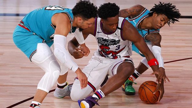 Dillon Brooks z týmu Memphis Grizzlies (vlevo) a jeho spoluhráč Ja Morant (vpravo) bojují o míč se soupeřem z Toronta Raptors. Dillon Brooks z týmu Memphis Grizzlies (vlevo) a jeho spoluhráč Ja Morant (vpravo) bojují o míč se soupeřem z Toronta Raptors.