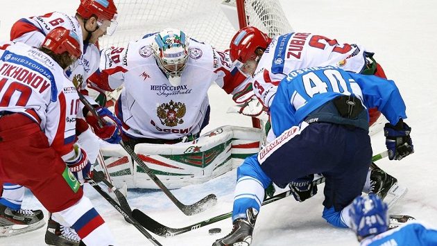 Trojice ruských hokejistů se snaží odstavit od puku Fina Jarna Koskirantu. Trojice ruských hokejistů se snaží odstavit od puku Fina Jarna Koskirantu.