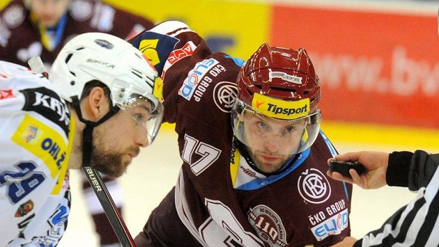 Sparťanský útočník Jaroslav Hlinka ze Sparty v semifinále play of extraligy s Brnem. Sparťanský útočník Jaroslav Hlinka ze Sparty v semifinále play of extraligy s Brnem.