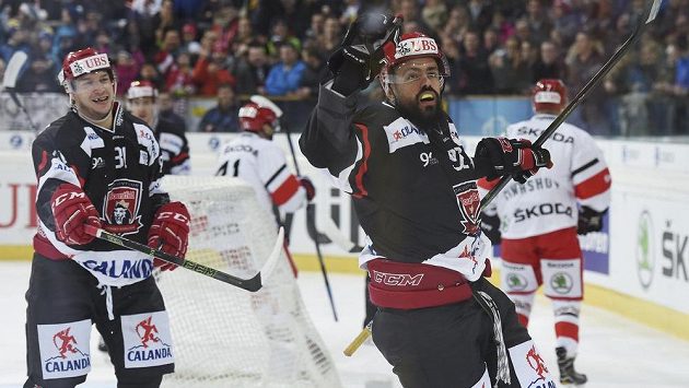 Hradecký útočník Richard Jarůšek se raduje na Spenglerově poháru z vítězného gólu proti Jekatěrinburgu. Hradecký útočník Richard Jarůšek se raduje na Spenglerově poháru z vítězného gólu proti Jekatěrinburgu.