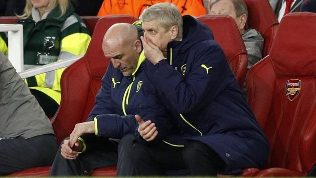 Zdrcený kouč Arsenalu Arséne Wenger po debaklu s Bayernem v odvetném osmifinále Ligy mistrů určitě přemýšlel o rezignaci, kterou požadovali fanoušci Kanonýrů. Zdrcený kouč Arsenalu Arséne Wenger po debaklu s Bayernem v odvetném osmifinále Ligy mistrů určitě přemýšlel o rezignaci, kterou požadovali fanoušci Kanonýrů.
