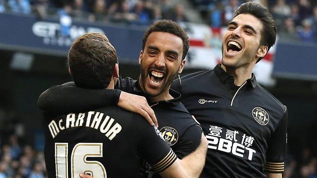 Obránce Wiganu James Perch (uprostřed) slaví se spoluhráči Jamesem McArthurem (vlevo) a Jordim Gómezem gól proti Manchesteru City ve čtvrtfinále Anglického poháru. Obránce Wiganu James Perch (uprostřed) slaví se spoluhráči Jamesem McArthurem (vlevo) a Jordim Gómezem gól proti Manchesteru City ve čtvrtfinále Anglického poháru.