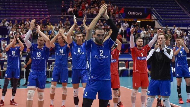 Čeští hráči děkují fanouškům po skončení zápasu. V popředí je Jan Hadrava. Čeští hráči děkují fanouškům po skončení zápasu. V popředí je Jan Hadrava.