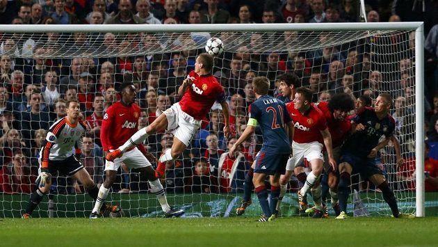 Nemanja Vidič (uprostřed) z Manchesteru United dává gól Bayernu Mnichov ve čtvrtfinále Ligy mistrů. Nemanja Vidič (uprostřed) z Manchesteru United dává gól Bayernu Mnichov ve čtvrtfinále Ligy mistrů.