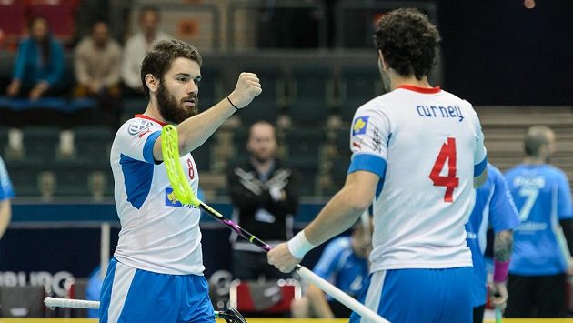 Jan Natov (vlevo) a Jiří Curney se radují z gólu proti Estonsku na MS v Göteborgu. Jan Natov (vlevo) a Jiří Curney se radují z gólu proti Estonsku na MS v Göteborgu.