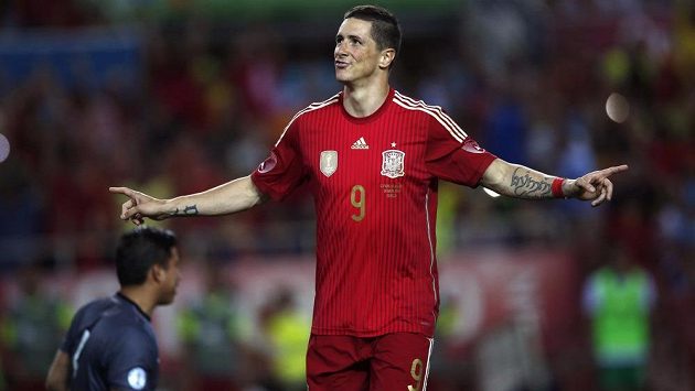 Španěl Fernando Torres oslavuje svůj gól z pokutového kopu v přípravě proti Bolívii, která se hrála na sevillském stadiónu Ramóna Sáncheze Pizjuana. Španěl Fernando Torres oslavuje svůj gól z pokutového kopu v přípravě proti Bolívii, která se hrála na sevillském stadiónu Ramóna Sáncheze Pizjuana.