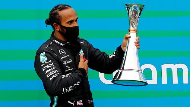 Lewis Hamilton s trofejí pro vítěze Velké ceny Maďarska. Lewis Hamilton s trofejí pro vítěze Velké ceny Maďarska.