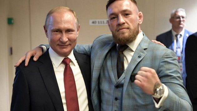 Prezident Vladimir Putin (vlevo) a irský zápasník MMA Conor McGregor. Dárek, který obdržela ruská hlava státu, musel na bezpečnostní prověrku, až pak mohl Putin ochutnat whisky. Prezident Vladimir Putin (vlevo) a irský zápasník MMA Conor McGregor. Dárek, který obdržela ruská hlava státu, musel na bezpečnostní prověrku, až pak mohl Putin ochutnat whisky.