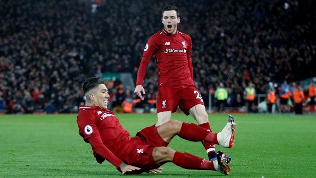 Liverpoolský Roberto Firmino se vsedě raduje z gólu proti Arsenalu, nad ním Andrew Robertson. Liverpoolský Roberto Firmino se vsedě raduje z gólu proti Arsenalu, nad ním Andrew Robertson.