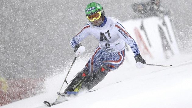 Rus Alexander Chorošilov nejlépe v hustém sněžení zvládl první kolo slalomu ve Schladmingu a ve druhém vedení uhájil.. Rus Alexander Chorošilov nejlépe v hustém sněžení zvládl první kolo slalomu ve Schladmingu a ve druhém vedení uhájil..