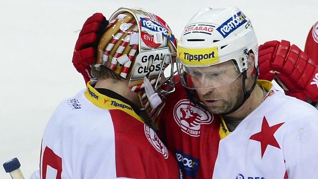 Slávistický útočník Jaroslav Bednář (vpravo) se s brankářem Dominikem Furchem raduje z výhry nad Pardubicemi. Slávistický útočník Jaroslav Bednář (vpravo) se s brankářem Dominikem Furchem raduje z výhry nad Pardubicemi.