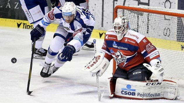 Martin Dočekal z Brna se dere do šance před brankáře Ondřeje Kacetla z Pardubic v utkání 34. kola ELH. Martin Dočekal z Brna se dere do šance před brankáře Ondřeje Kacetla z Pardubic v utkání 34. kola ELH.