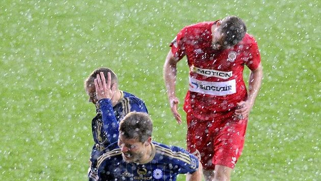Hráči Brna a Olomouce prchají do kabin poté, co byla dohrávka 24. kola Gambrinus ligy přerušena kvůli krupobití. Hráči Brna a Olomouce prchají do kabin poté, co byla dohrávka 24. kola Gambrinus ligy přerušena kvůli krupobití.