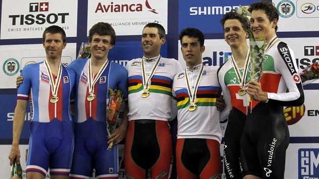 Čeští dráhoví cyklisté Martin Bláha (zcela vlevo) a Vojtěch Hačecký (druhý zleva) na stupních vítězů. Uprostřed se radují vítězové David Muntaner (vlevo) a Albert Torres ze Španělska. Vpravo jsou třetí Stefan Kueng (druhý zprava) a Thery Schir ze Švýcarska. Čeští dráhoví cyklisté Martin Bláha (zcela vlevo) a Vojtěch Hačecký (druhý zleva) na stupních vítězů. Uprostřed se radují vítězové David Muntaner (vlevo) a Albert Torres ze Španělska. Vpravo jsou třetí Stefan Kueng (druhý zprava) a Thery Schir ze Švýcarska.