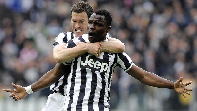 Kwadwo Asamoah z Juventusu (vpravo) slaví se spoluhráčem Stephanem Lichtsteinerem gól proti Chievu Verona. Kwadwo Asamoah z Juventusu (vpravo) slaví se spoluhráčem Stephanem Lichtsteinerem gól proti Chievu Verona.
