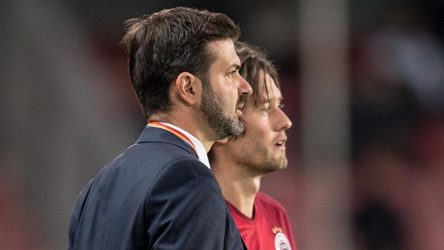 Trenér Sparty Andrea Stramaccioni se během utkání radí s Tomášem Rosickým. Trenér Sparty Andrea Stramaccioni se během utkání radí s Tomášem Rosickým.