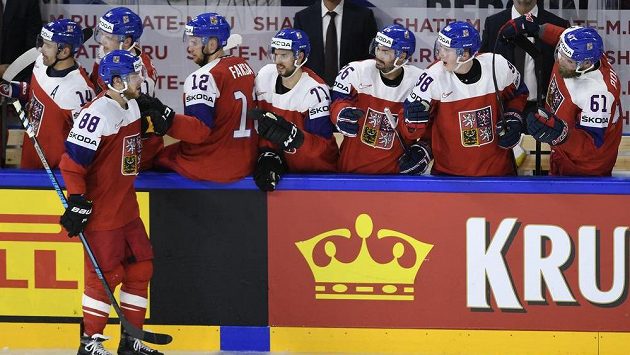 David Pastrňák přijímá gratulace českých spoluhráčů ke gólu proti Rusku. David Pastrňák přijímá gratulace českých spoluhráčů ke gólu proti Rusku.
