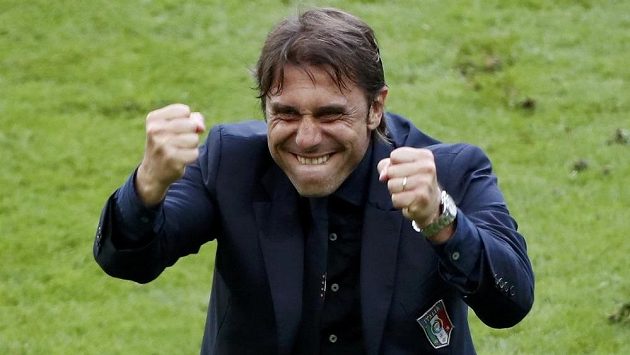 Italský trenér Antonio Conte se raduje z postupu přes Španělsko do čtvrtfinále ME. Italský trenér Antonio Conte se raduje z postupu přes Španělsko do čtvrtfinále ME.