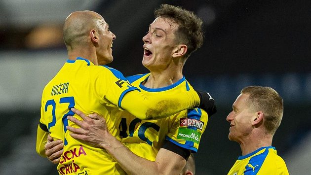 Zleva Jakub Řezníček, Jan Knapík a Petr Kodeš z Teplic se radují z gólu proti Zlínu. Zleva Jakub Řezníček, Jan Knapík a Petr Kodeš z Teplic se radují z gólu proti Zlínu.