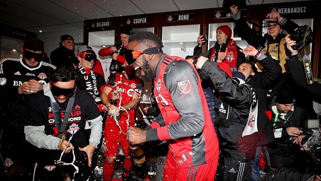 Střelec první branky finále americké MLS Jozy Altidore (vpředu) oslavuje zisk titulu se svými spoluhráči z Toronta. Střelec první branky finále americké MLS Jozy Altidore (vpředu) oslavuje zisk titulu se svými spoluhráči z Toronta.