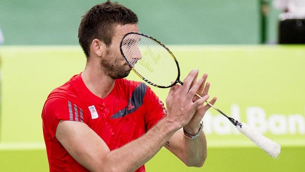 Zklamaný badmintonista Petr Koukal po prohraném čtvrtfinálovém duelu s Němcem Dieterem Domkem. Zklamaný badmintonista Petr Koukal po prohraném čtvrtfinálovém duelu s Němcem Dieterem Domkem.