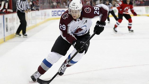Coloradský útočník Nathan MacKinnon byl podruhé v sezoně vyhlášen v NHL hlavní hvězdou týdne. Coloradský útočník Nathan MacKinnon byl podruhé v sezoně vyhlášen v NHL hlavní hvězdou týdne.