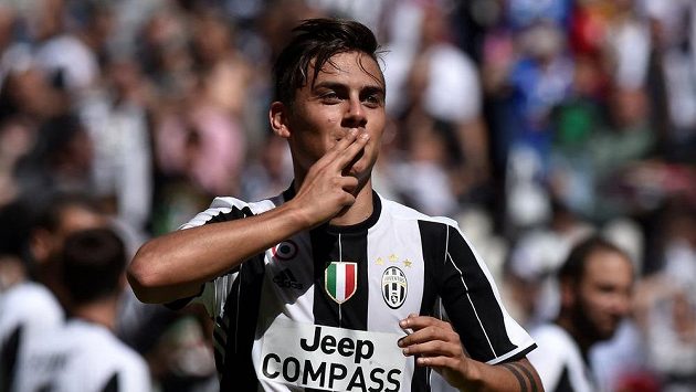 Paulo Dybala z Juventusu se raduje z gólu proti Crotone. Paulo Dybala z Juventusu se raduje z gólu proti Crotone.