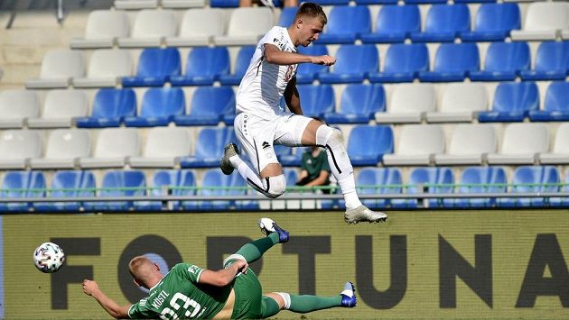 Daniel Köstl z Bohemians a Daniel Vašulín z Hradce Králové. Daniel Köstl z Bohemians a Daniel Vašulín z Hradce Králové.