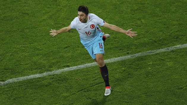 Turecký fotbalista Ozan Tufan se raduje z gólu proti České republice. Turecký fotbalista Ozan Tufan se raduje z gólu proti České republice.