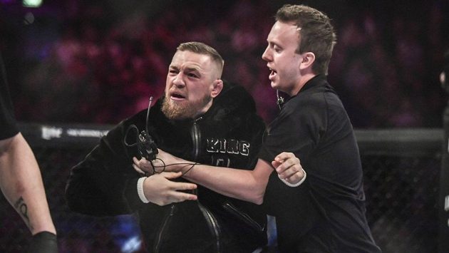 Conor McGregor vlezl do klece 3Arena, aby pogratuloval Charliemu Wardovi, ale skončil v potyčce s rozhodčím Marcem Goddardem. Conor McGregor vlezl do klece 3Arena, aby pogratuloval Charliemu Wardovi, ale skončil v potyčce s rozhodčím Marcem Goddardem.