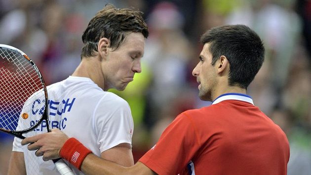 Novak Djokovič porazil českého reprezentanta Tomáše Berdycha (vlevo). Novak Djokovič porazil českého reprezentanta Tomáše Berdycha (vlevo).