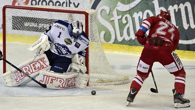 Třinecký útočník Zbyněk Irgl před brankářem Komety Markem Čiliakem v utkání 22. kola hokejové Tipsport extraligy. Třinecký útočník Zbyněk Irgl před brankářem Komety Markem Čiliakem v utkání 22. kola hokejové Tipsport extraligy.