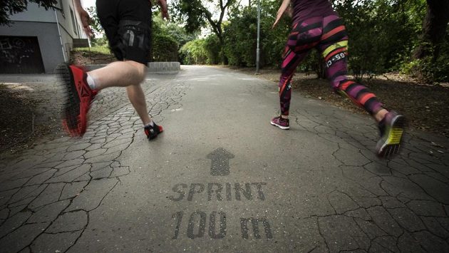Ostré sprinty propojené s výklusy a cviky na pomůckách, jaké nabízí každé město. Ostré sprinty propojené s výklusy a cviky na pomůckách, jaké nabízí každé město.